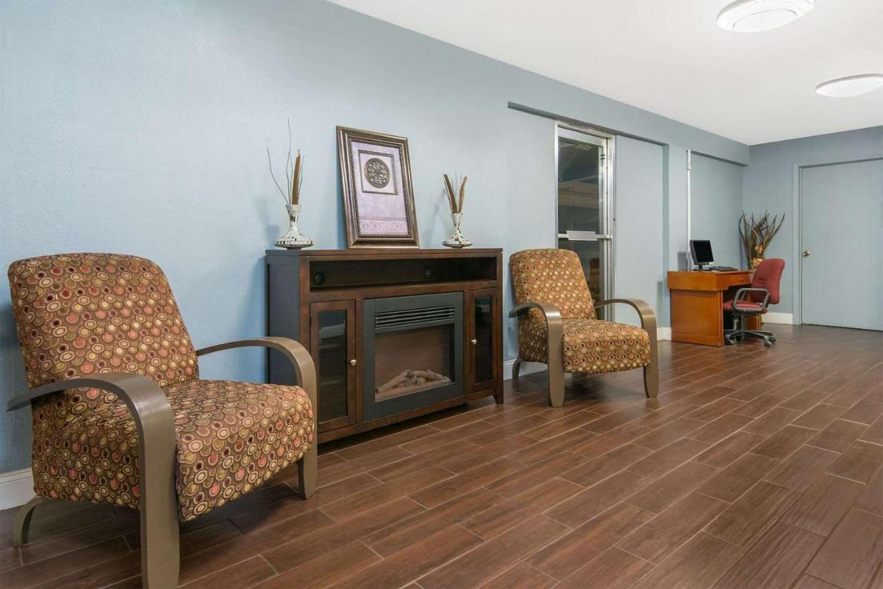 Sky-Palace Inn & Suites Wichita East Kültér fotó