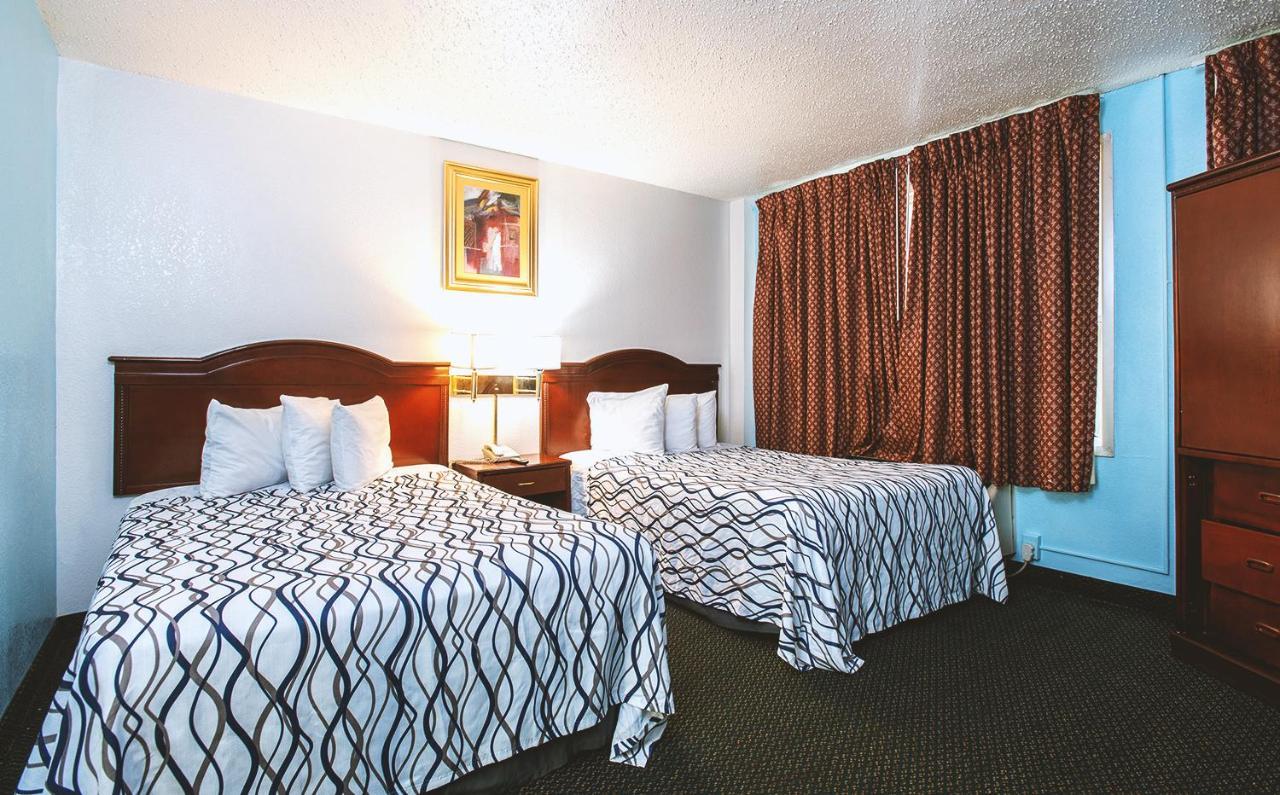 Sky-Palace Inn & Suites Wichita East Kültér fotó