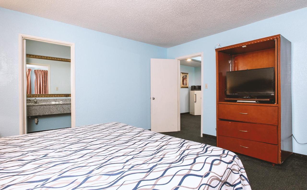 Sky-Palace Inn & Suites Wichita East Kültér fotó