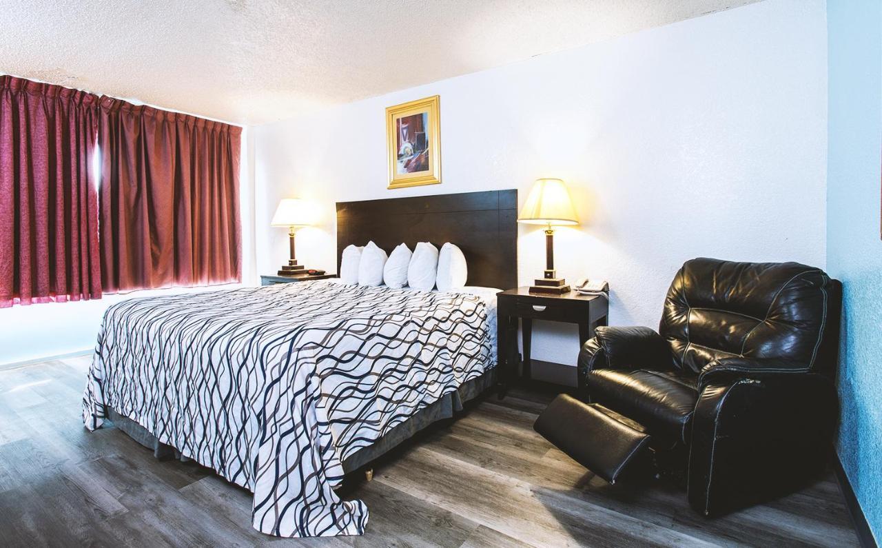 Sky-Palace Inn & Suites Wichita East Kültér fotó